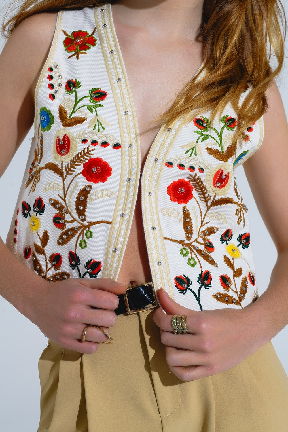 Gilet cropped con ricamo a forma di natura in bianco