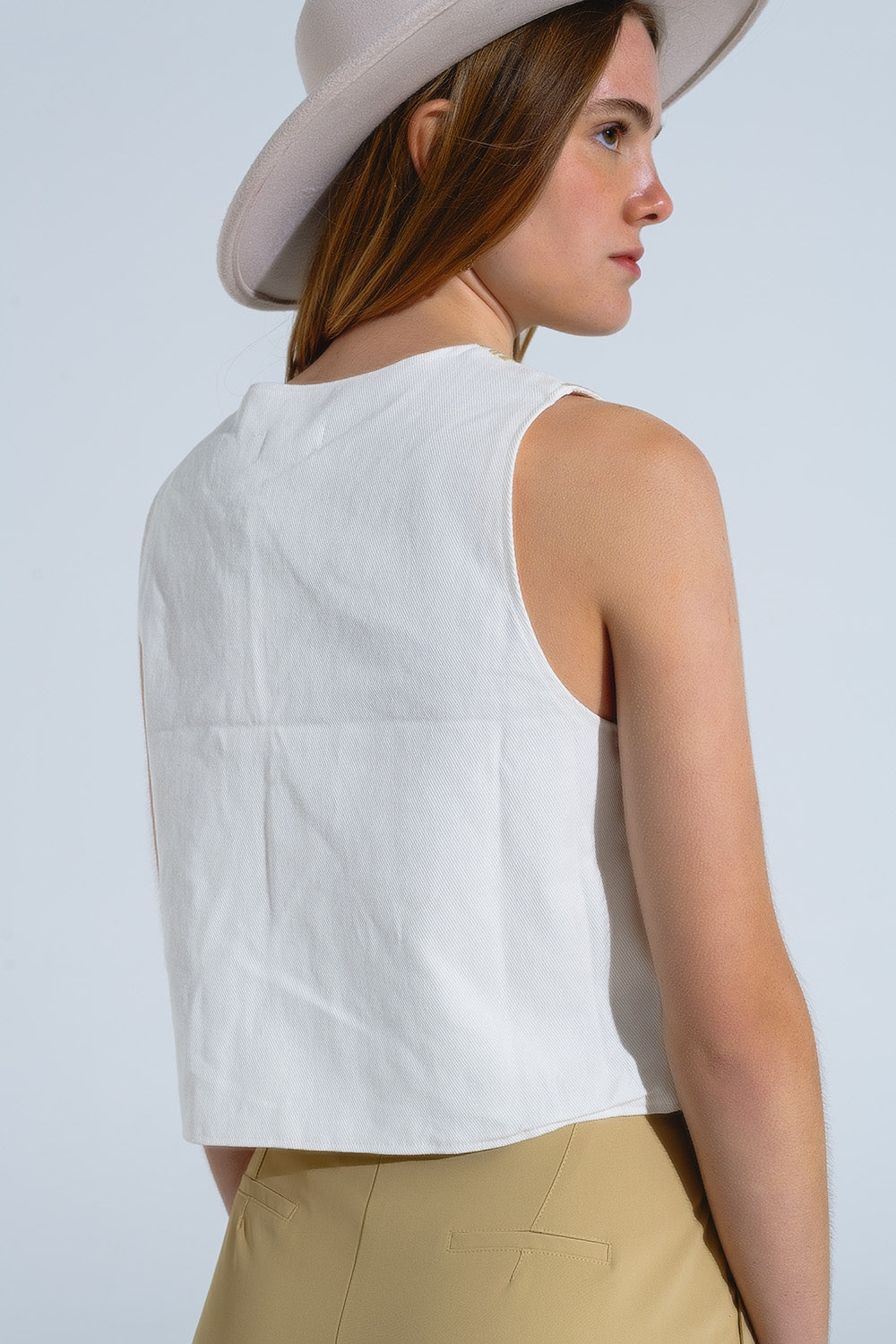 Gilet cropped con ricamo a forma di natura in bianco