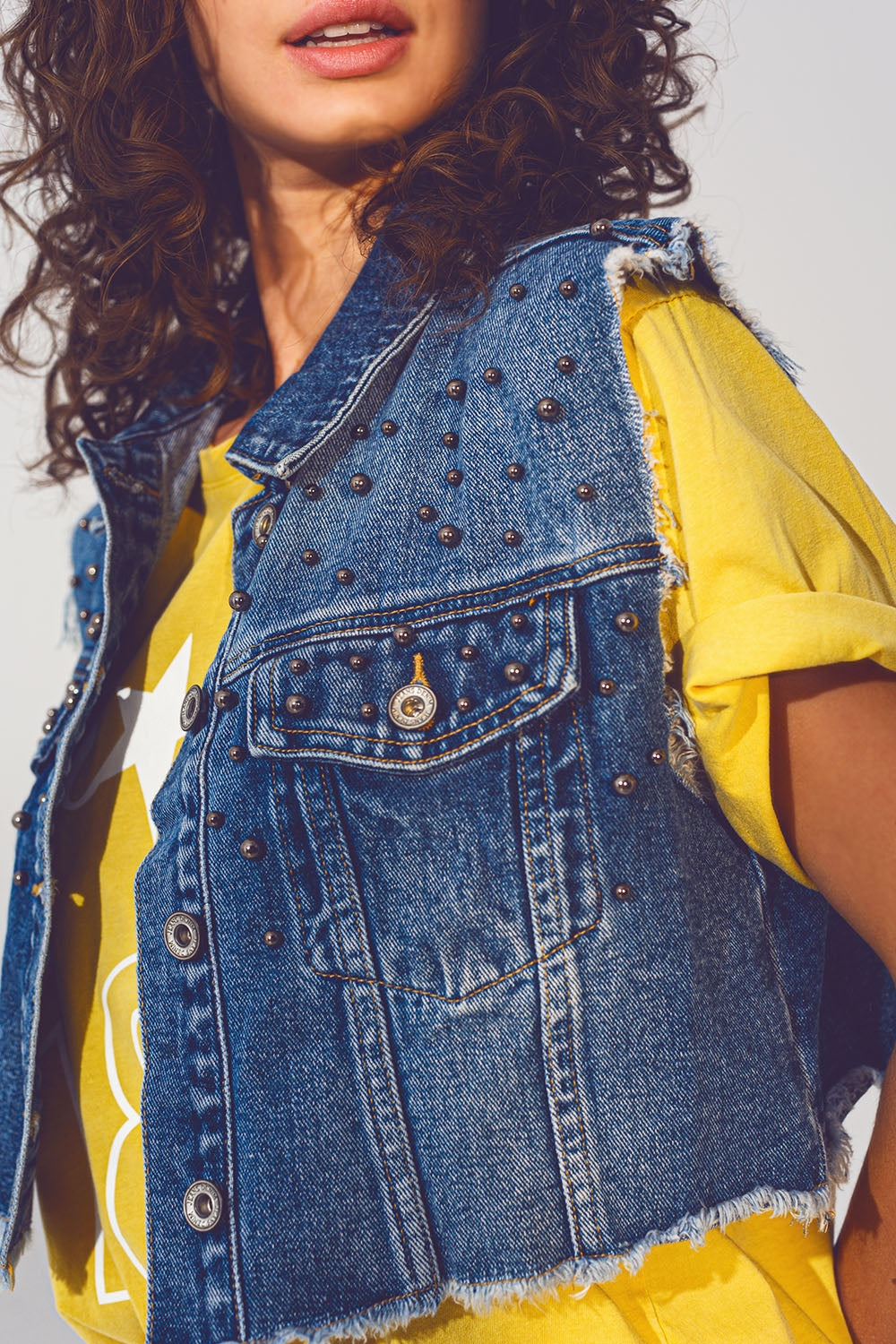 Gilet di jeans con borchie in blu