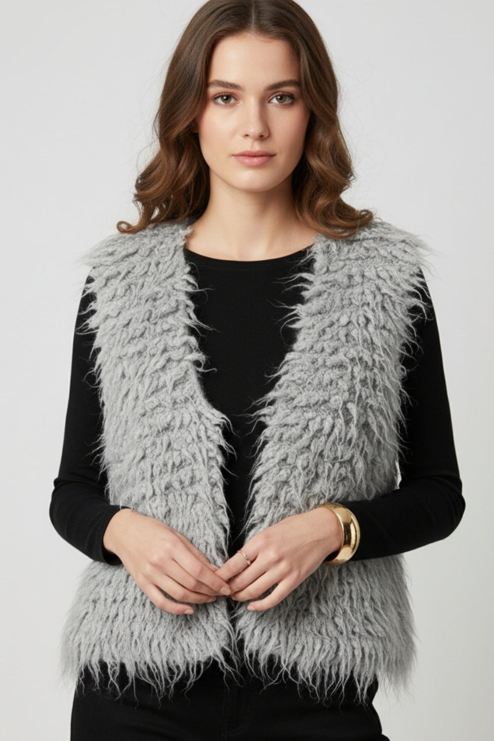 Gilet di lusso con texture grigia a pelo lungo