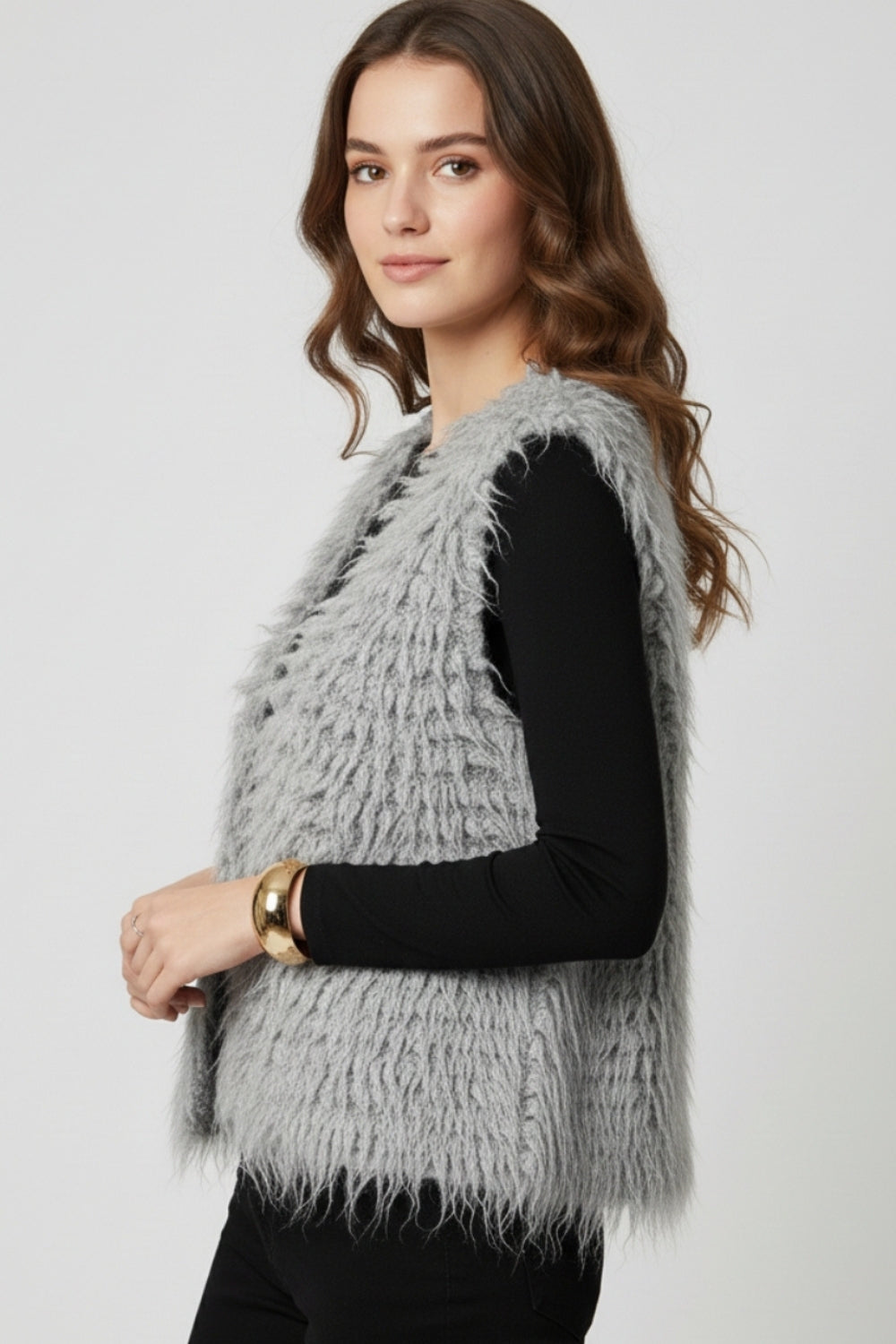 Gilet di lusso con texture grigia a pelo lungo