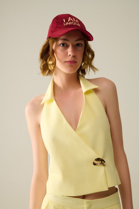 Q2 Gilet giallo avvolgente con dettaglio di bottone dorato