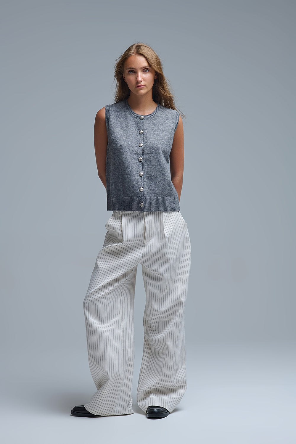 Gilet girocollo con bottoni metallici in grigio