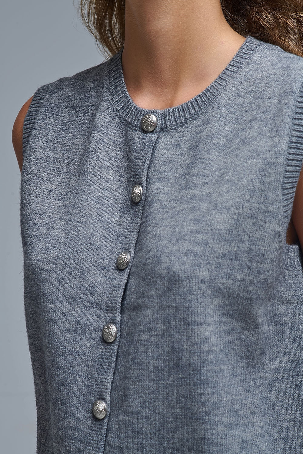 Gilet girocollo con bottoni metallici in grigio