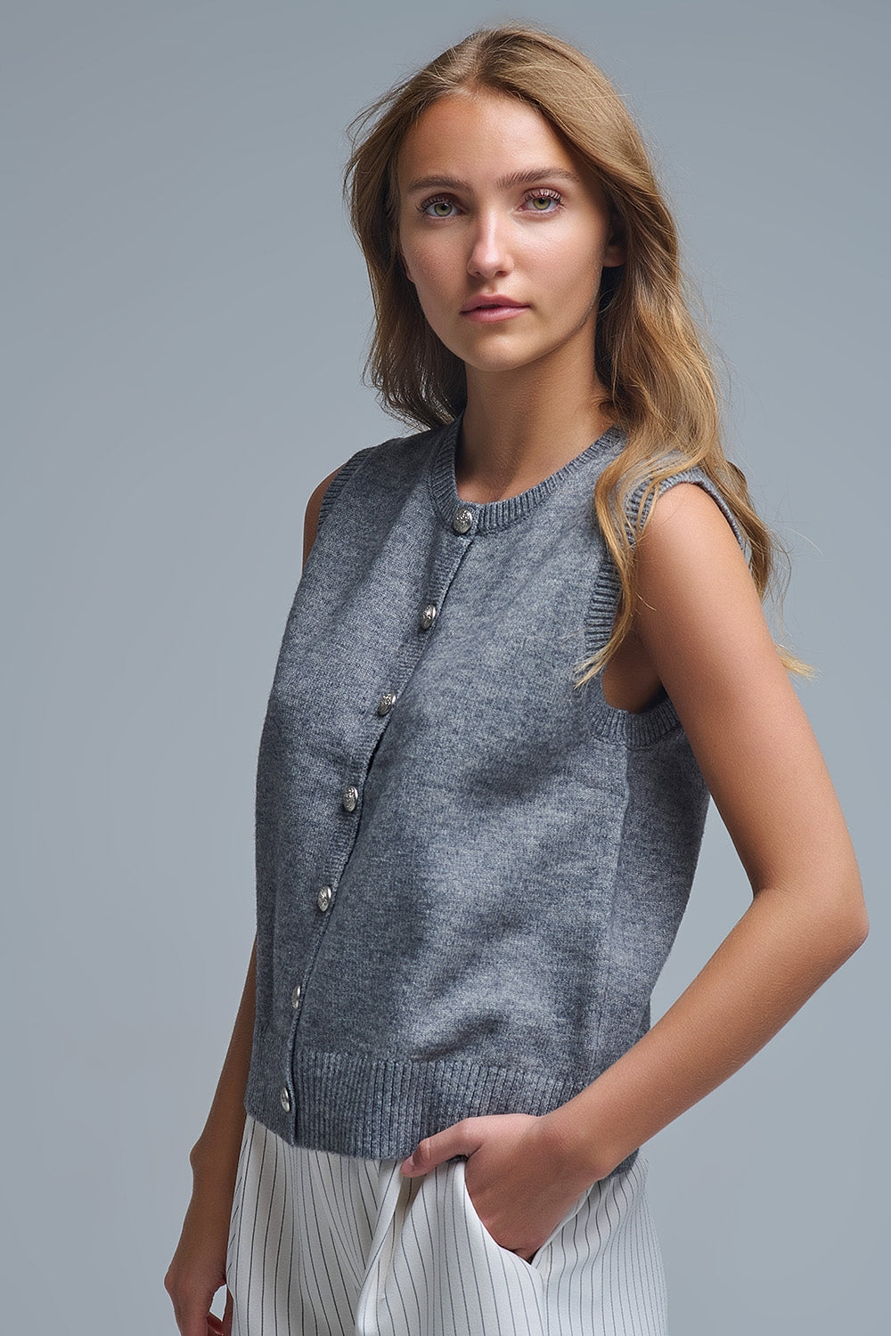 Gilet girocollo con bottoni metallici in grigio