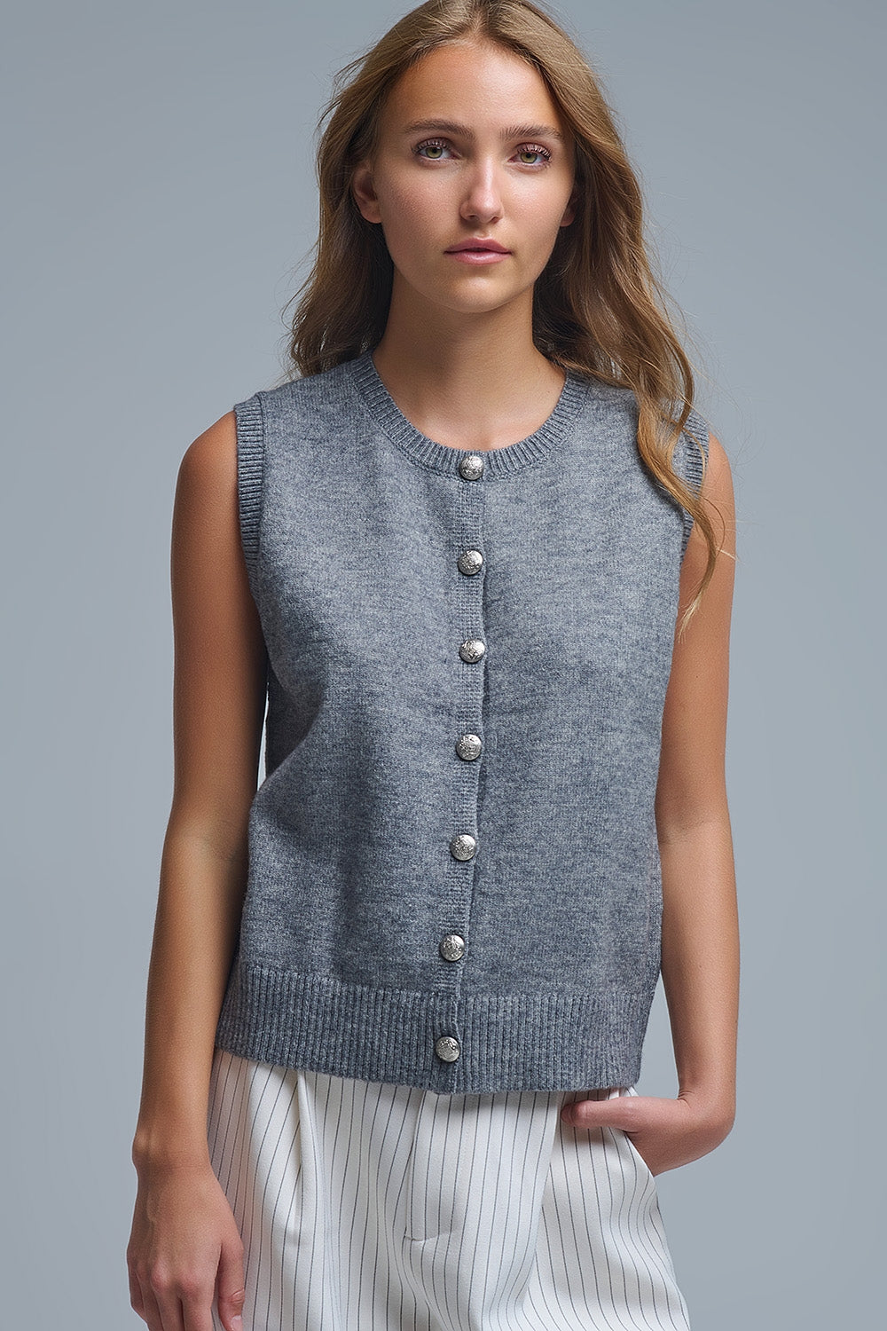 Q2 Gilet girocollo con bottoni metallici in grigio