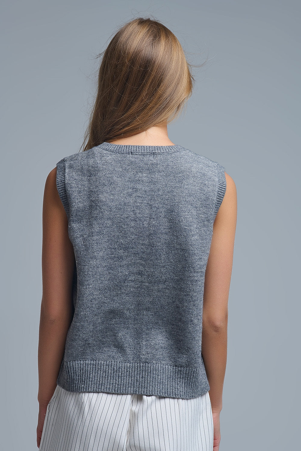 Gilet girocollo con bottoni metallici in grigio