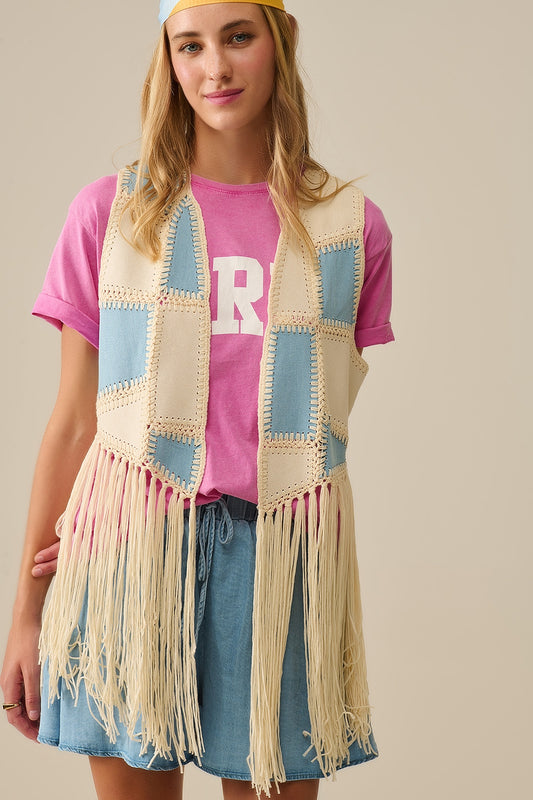 Q2 Gilet in ecopelle con dettagli patchwork e frange