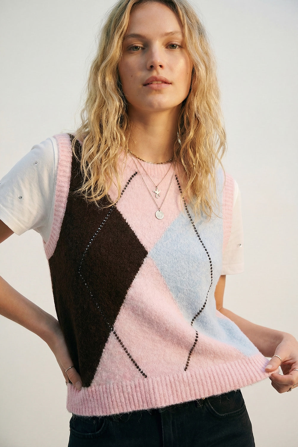 Q2 Gilet in maglia a rombi con dettaglio di borchie metalliche in rosa