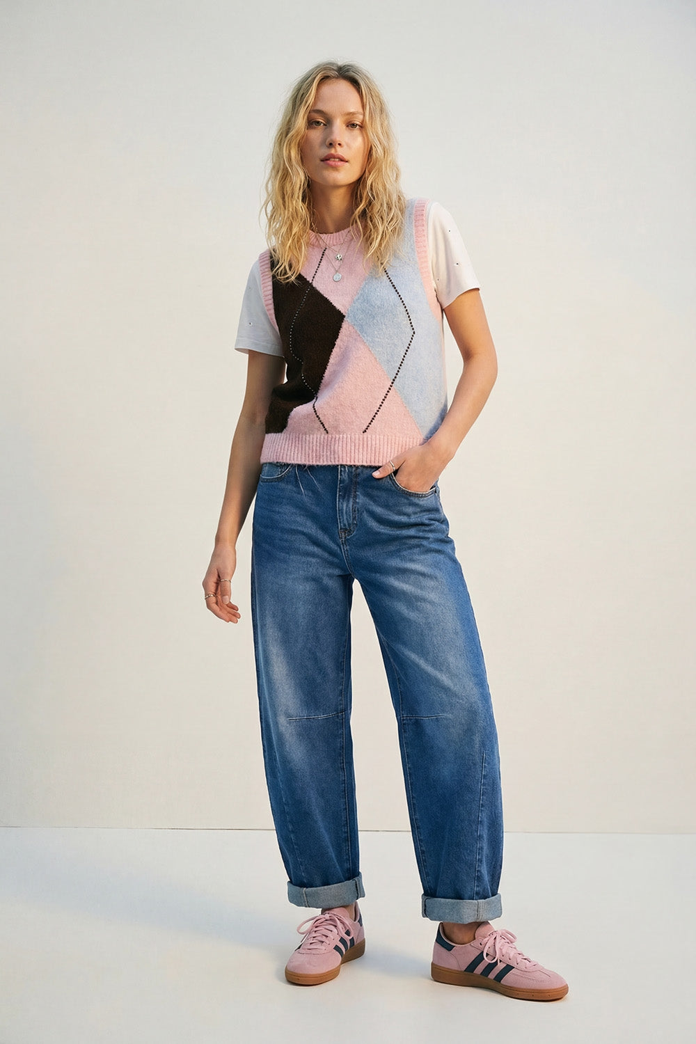 Gilet in maglia a rombi con dettaglio di borchie metalliche in rosa