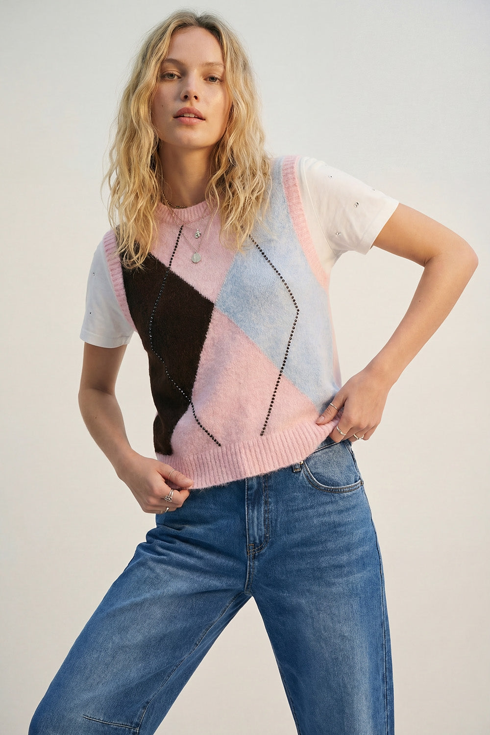 Gilet in maglia a rombi con dettaglio di borchie metalliche in rosa