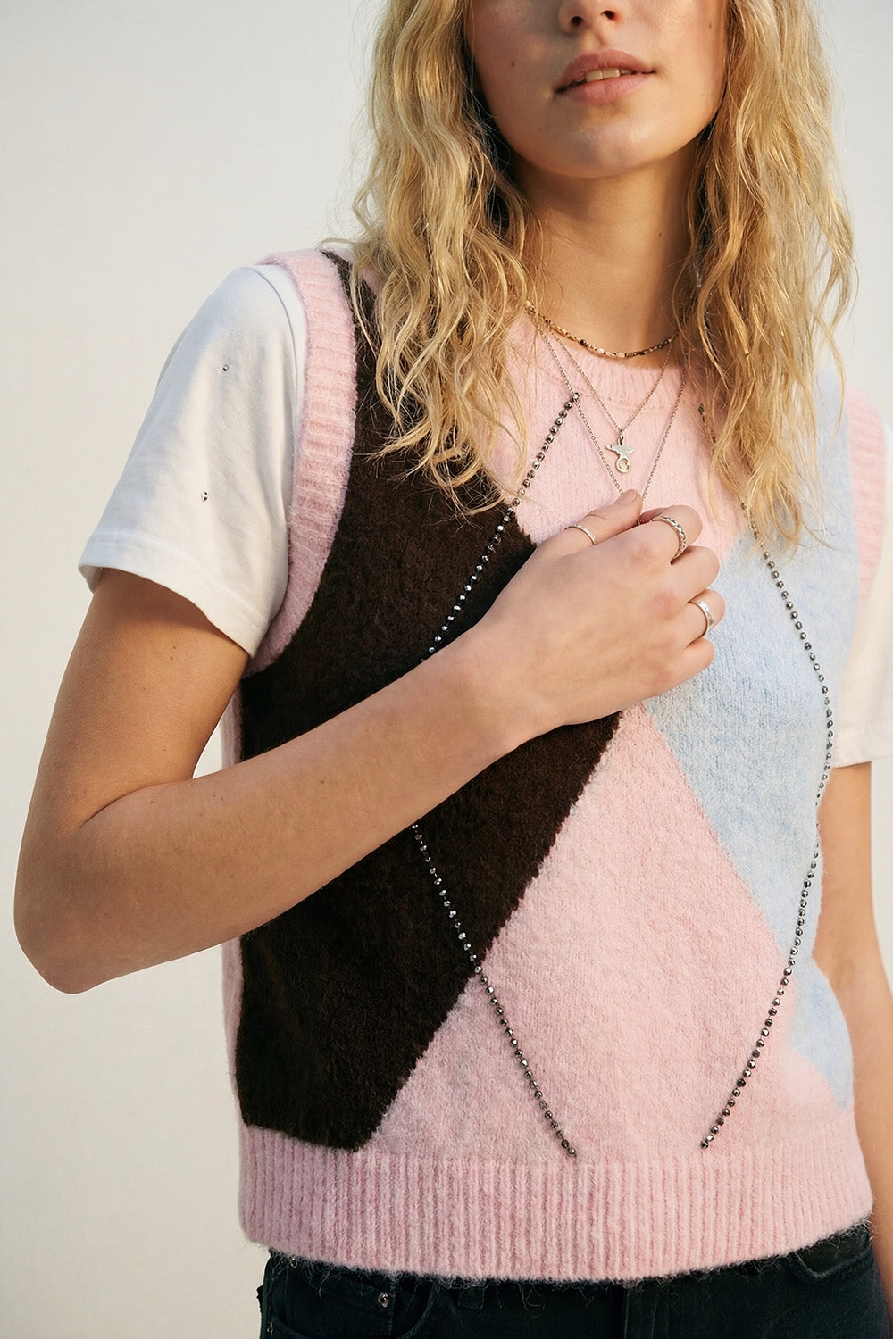 Gilet in maglia a rombi con dettaglio di borchie metalliche in rosa