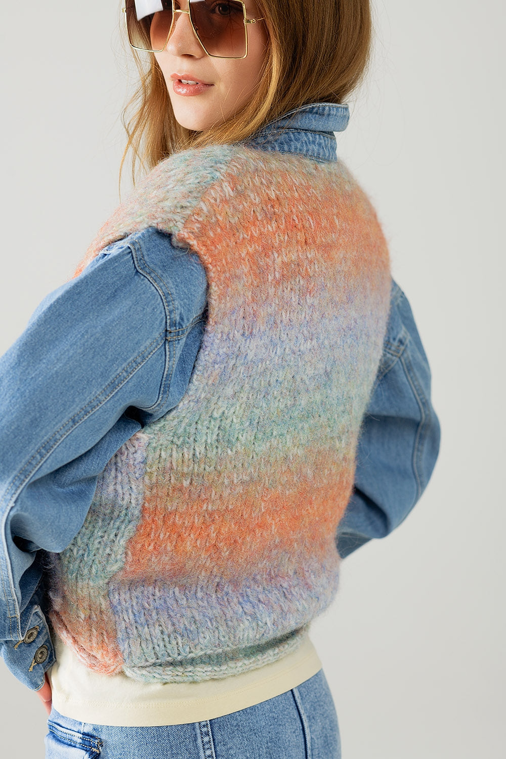 Gilet in maglia arancione sfumato con bottoni dorati