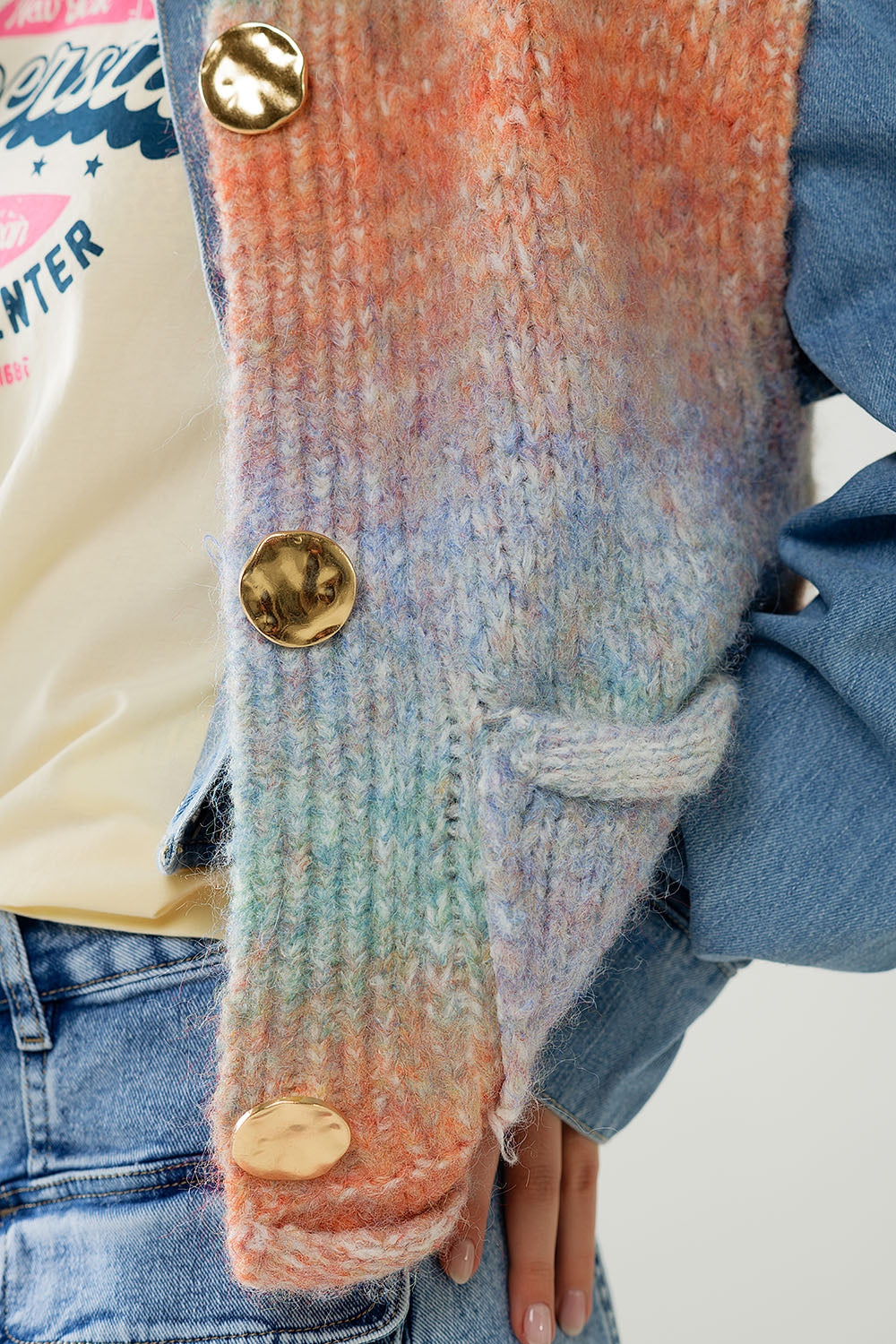 Gilet in maglia arancione sfumato con bottoni dorati