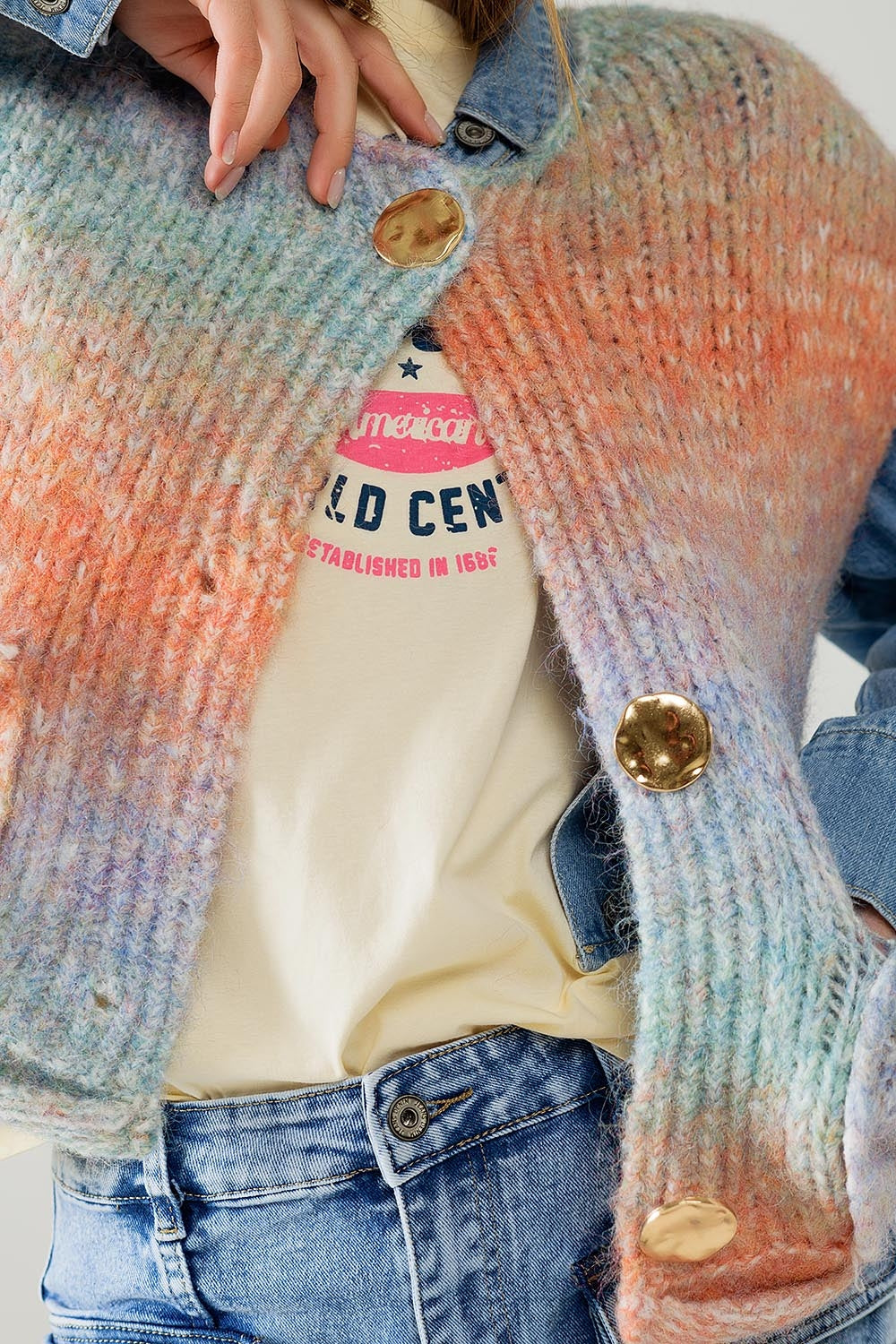 Gilet in maglia arancione sfumato con bottoni dorati