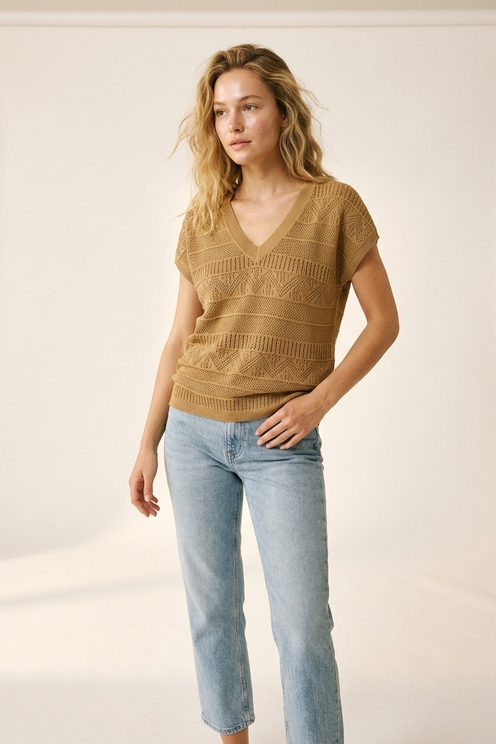 Gilet in maglia cammello con scollo a V e maniche corte