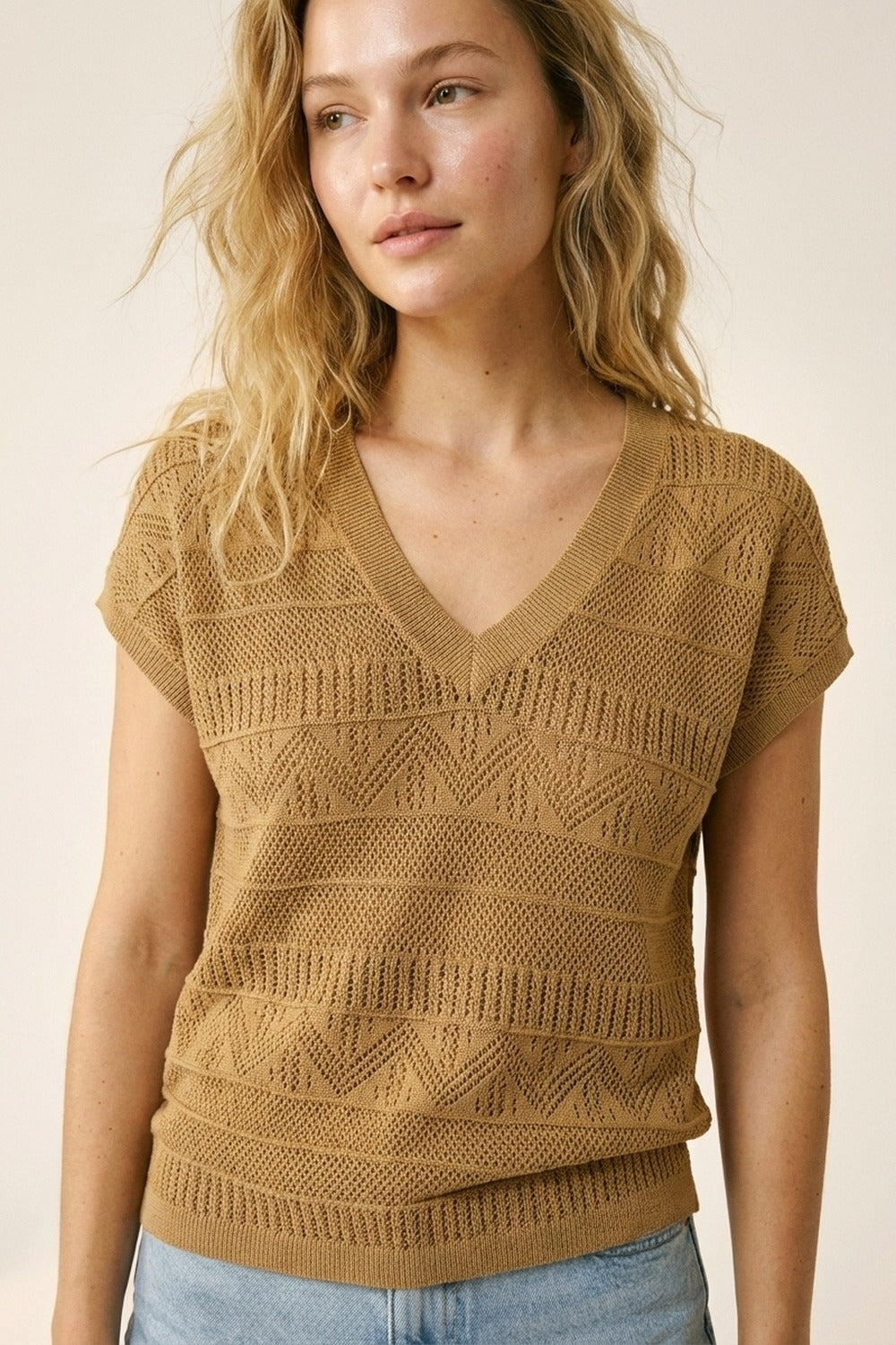 Gilet in maglia cammello con scollo a V e maniche corte