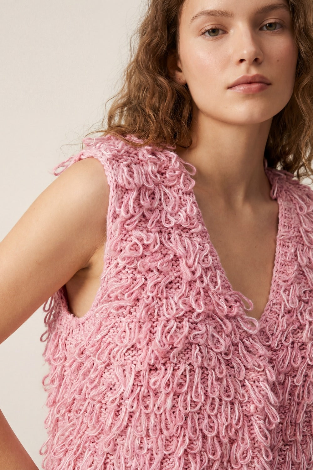 Gilet in maglia con effetto frangia testurizzato in rosa