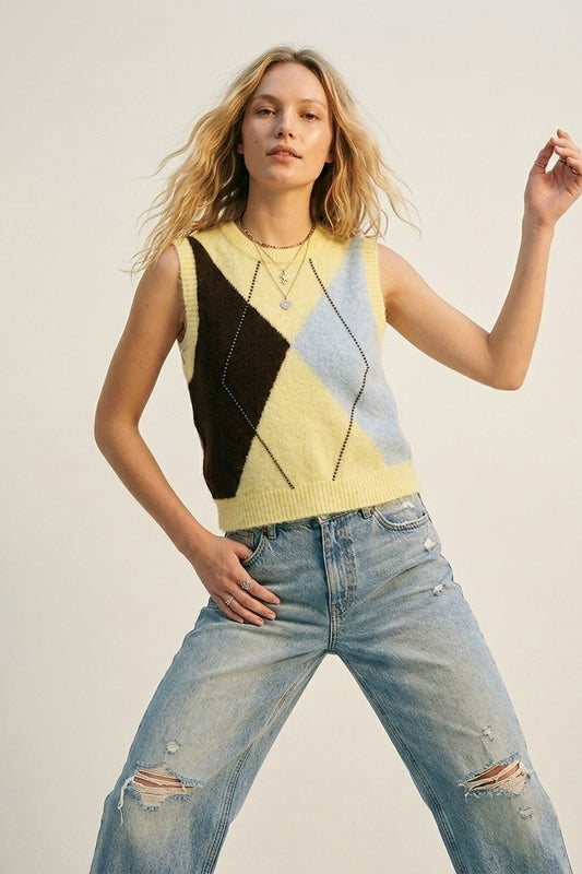 Q2 Gilet in Maglia Fluffy Argyle con Dettaglio di Borchie Metalliche in giallo