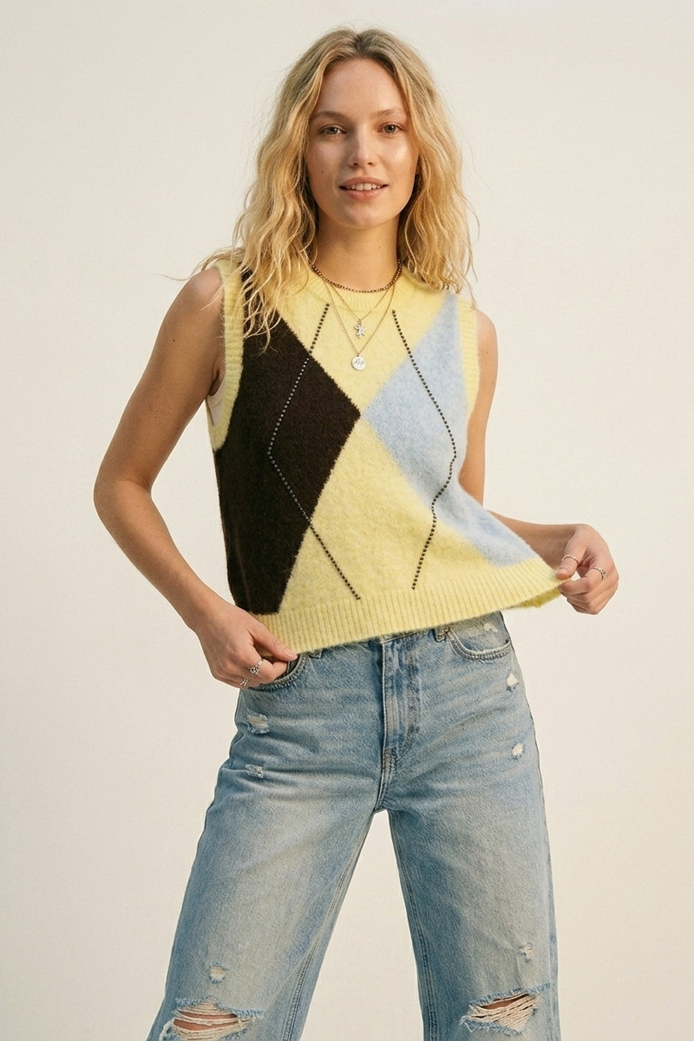 Gilet in Maglia Fluffy Argyle con Dettaglio di Borchie Metalliche in giallo