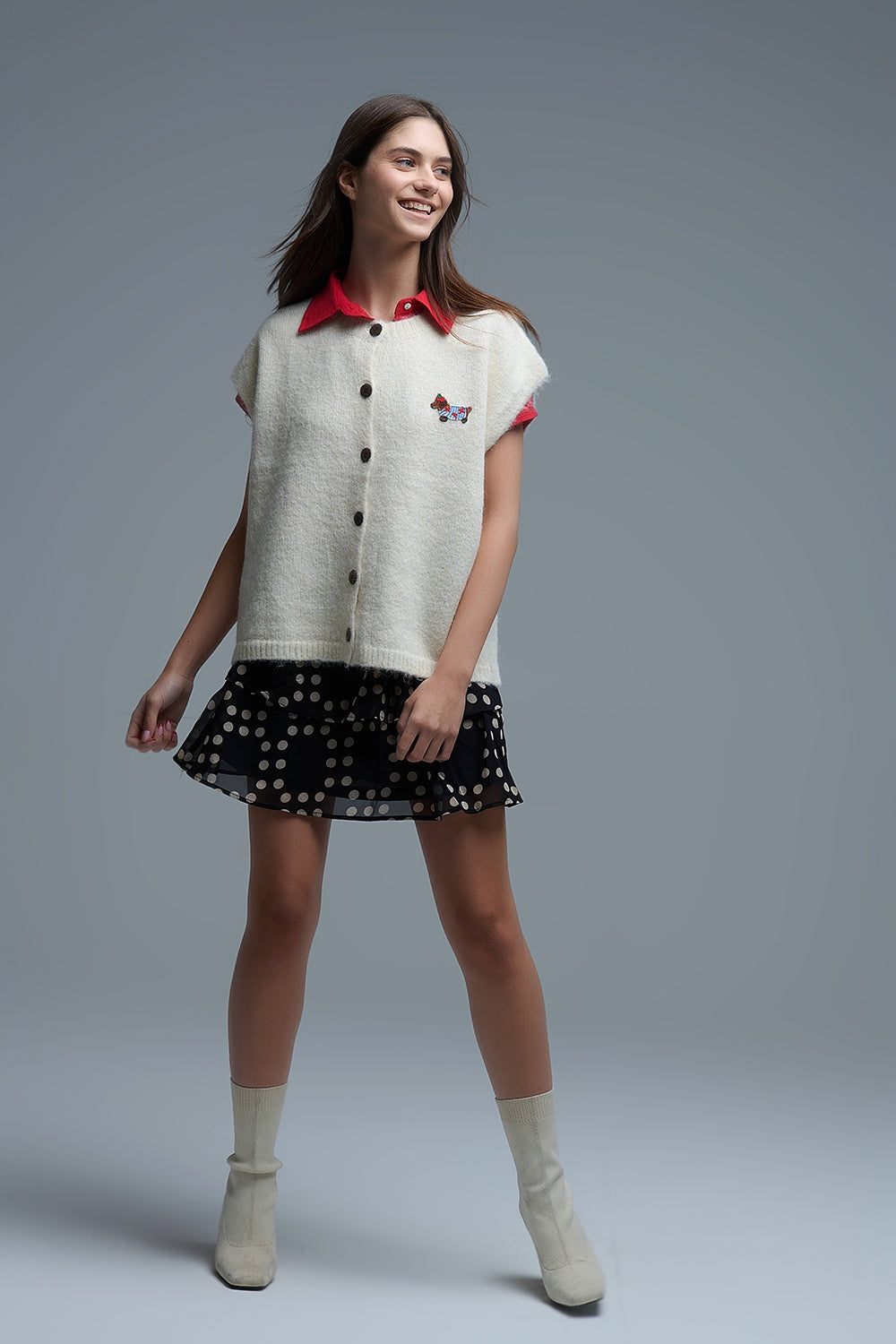 Gilet in maglia rilassata color crema con ricamo di un simpatico cane