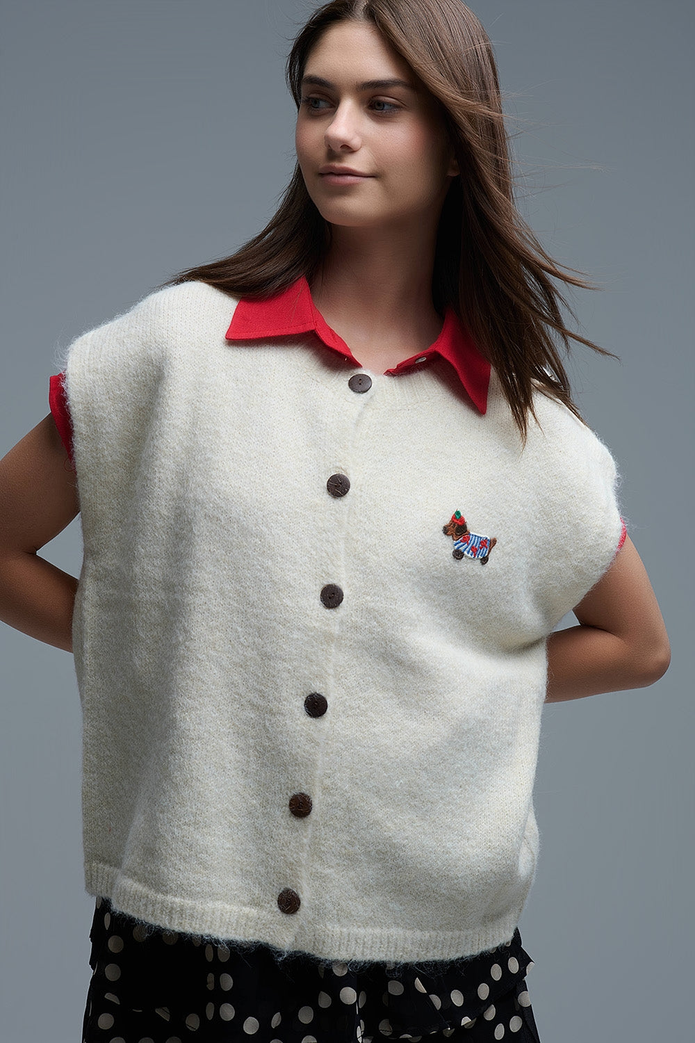 Gilet in maglia rilassata color crema con ricamo di un simpatico cane