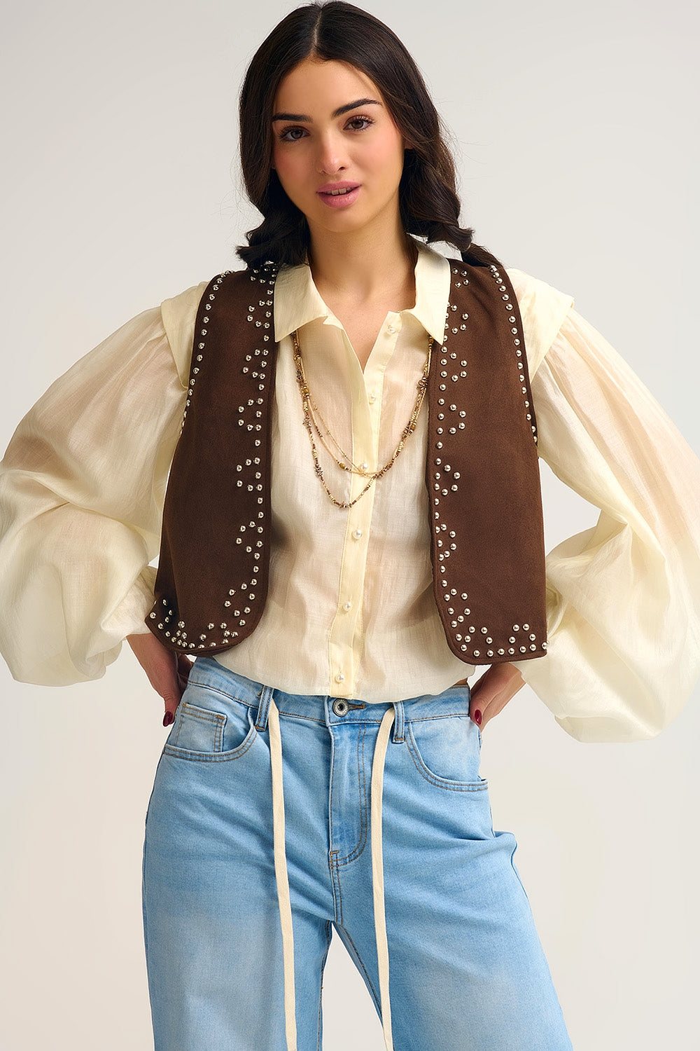 Q2 Gilet marrone con borchie metalliche