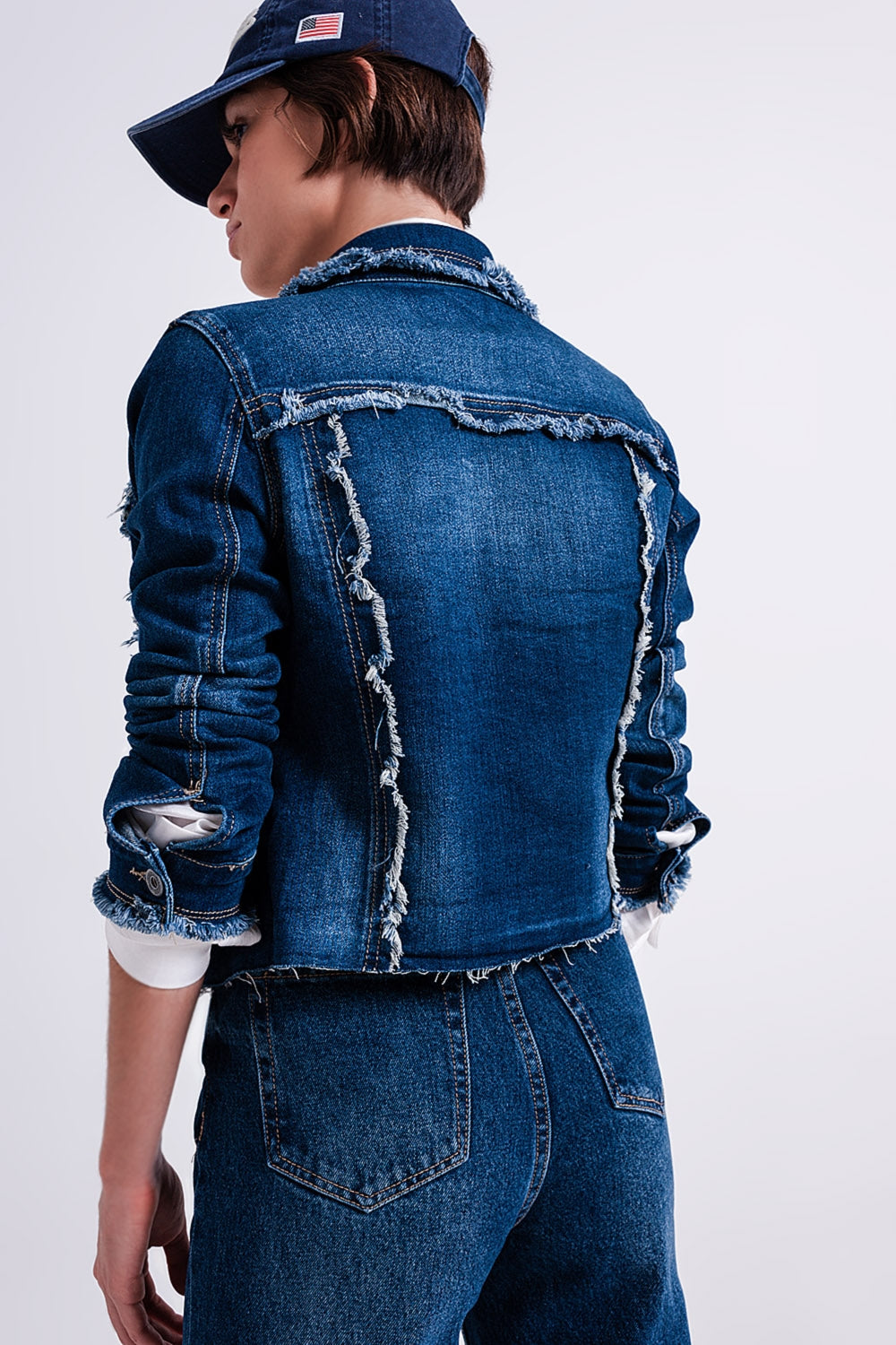 Giubbotto in denim con bordi sfrangiati