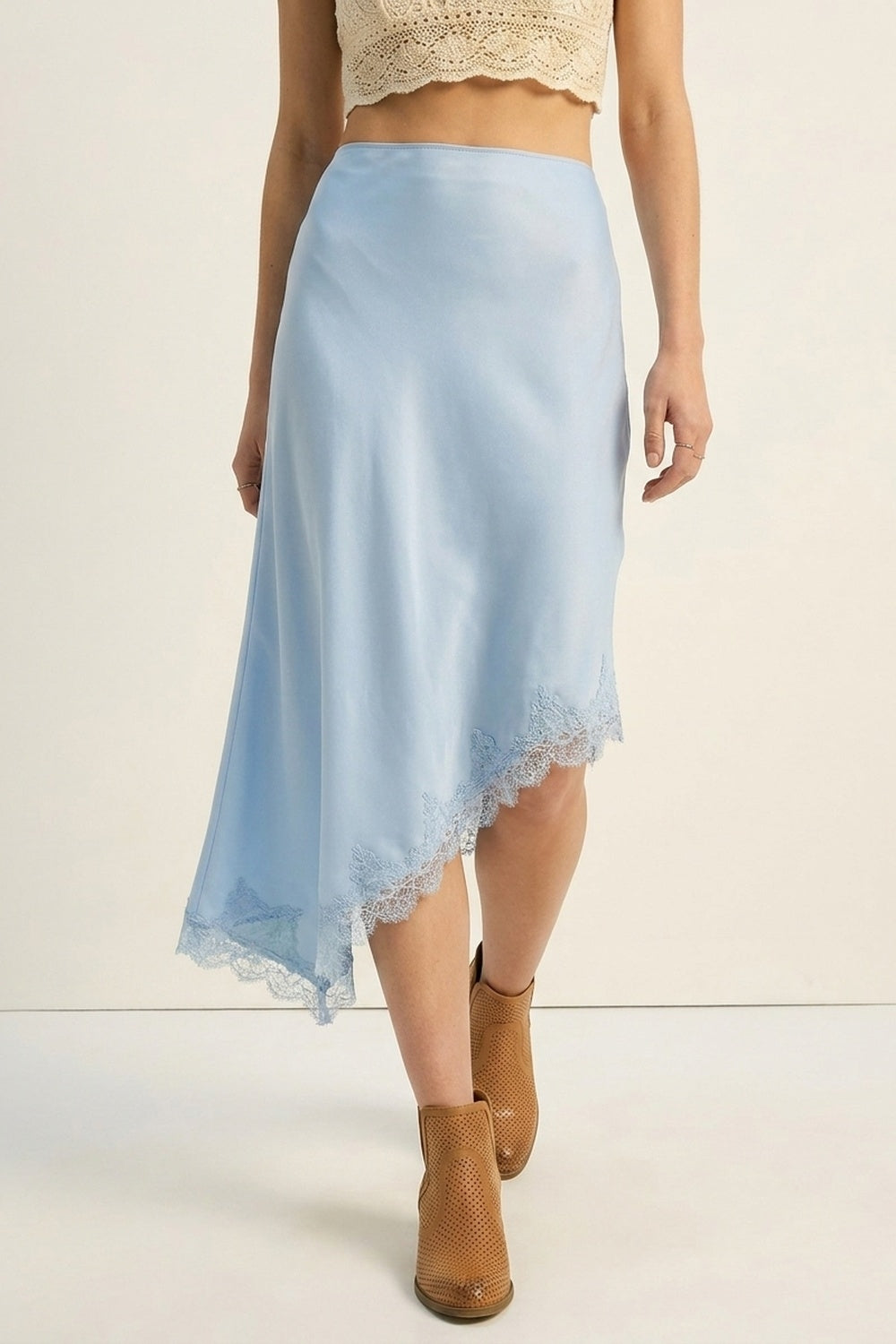 Q2 gonna asimmetrica in raso blu cielo con bordo in pizzo