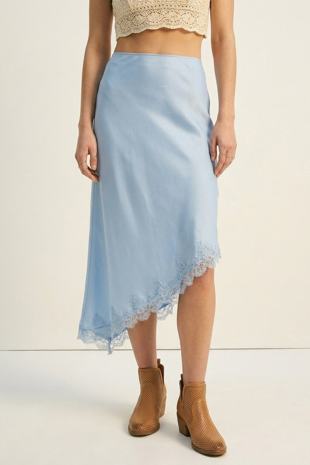 gonna asimmetrica in raso blu cielo con bordo in pizzo