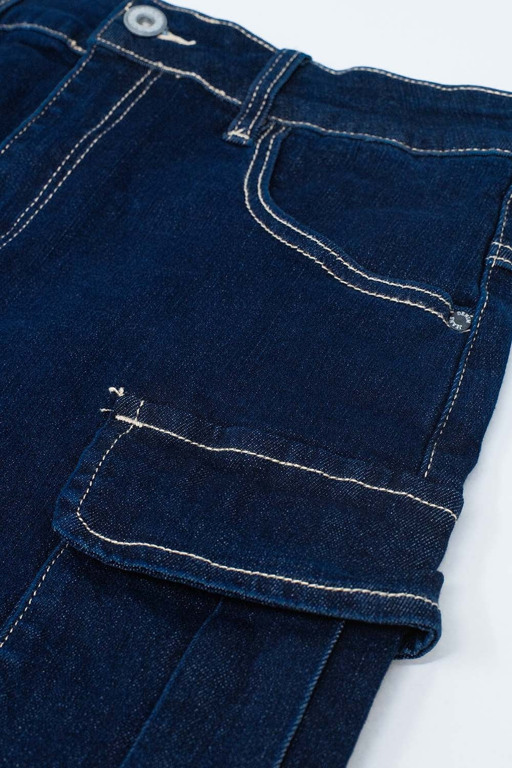 Gonna Cargo in Denim Lavaggio Scuro con Cuciture a Contrasto
