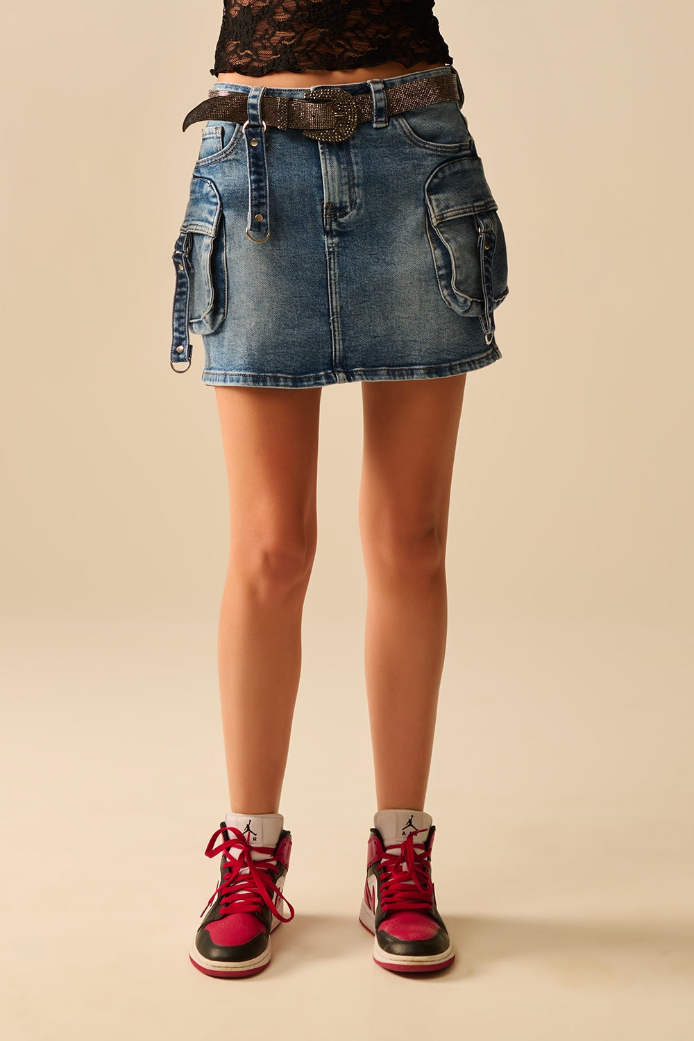 Q2 Gonna cargo mini in denim con dettagli pendenti