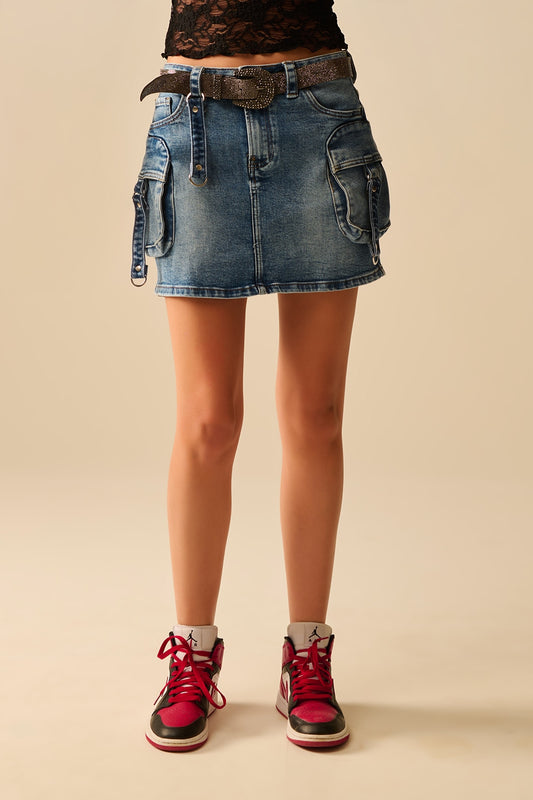 Q2 Gonna cargo mini in denim con dettagli pendenti