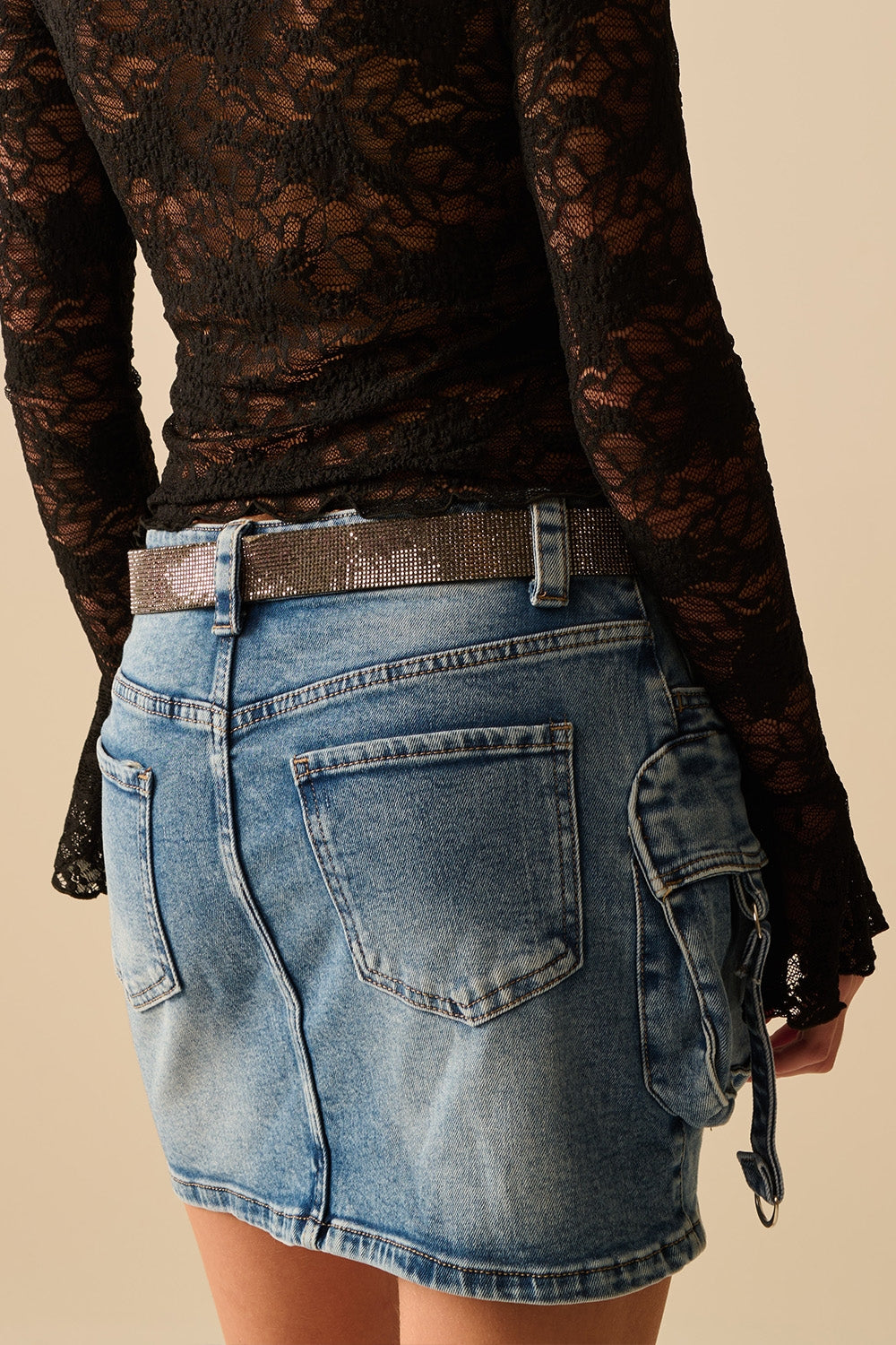 Gonna cargo mini in denim con dettagli pendenti