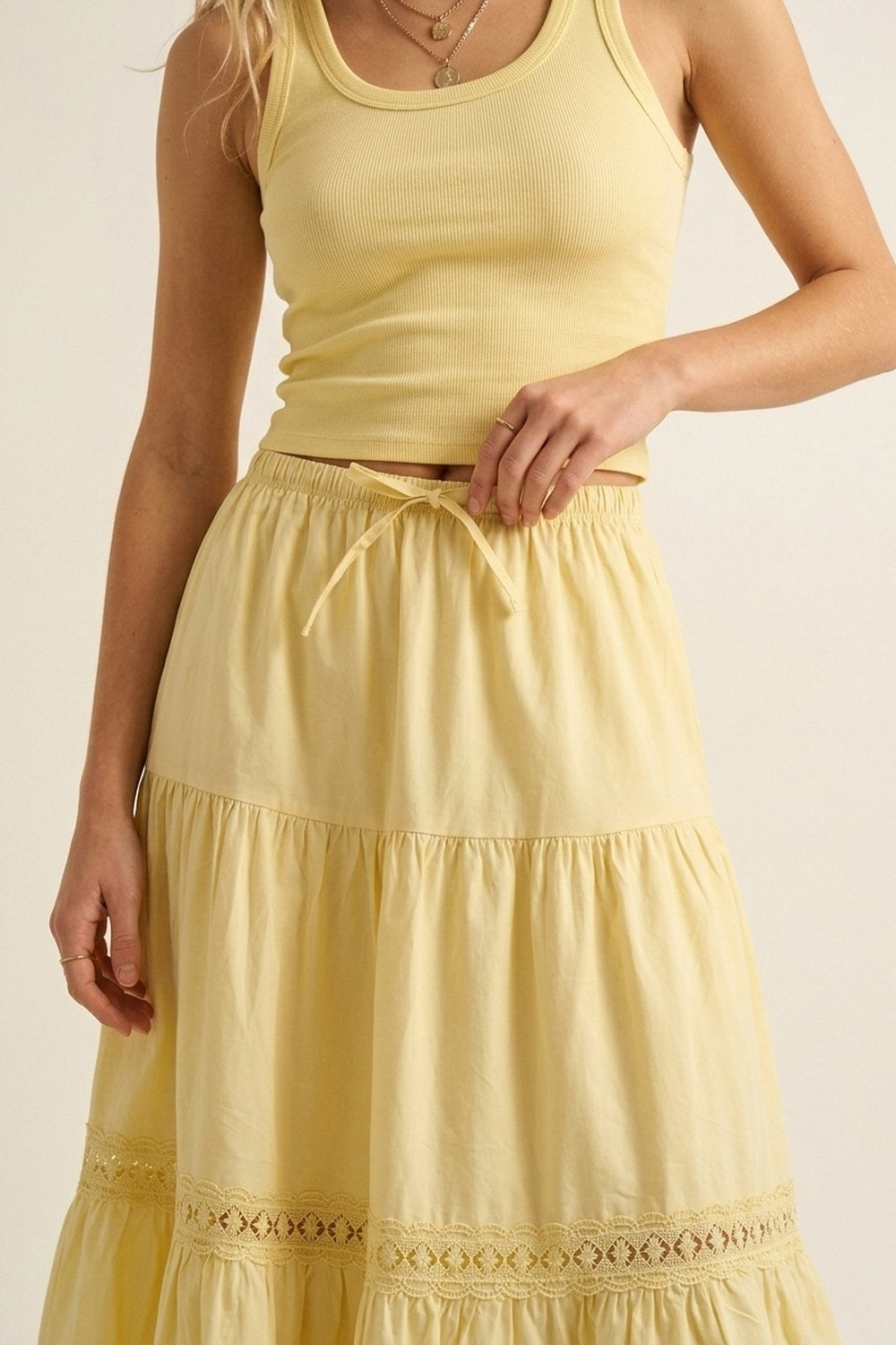 Gonna lunga in popeline giallo con dettaglio in pizzo