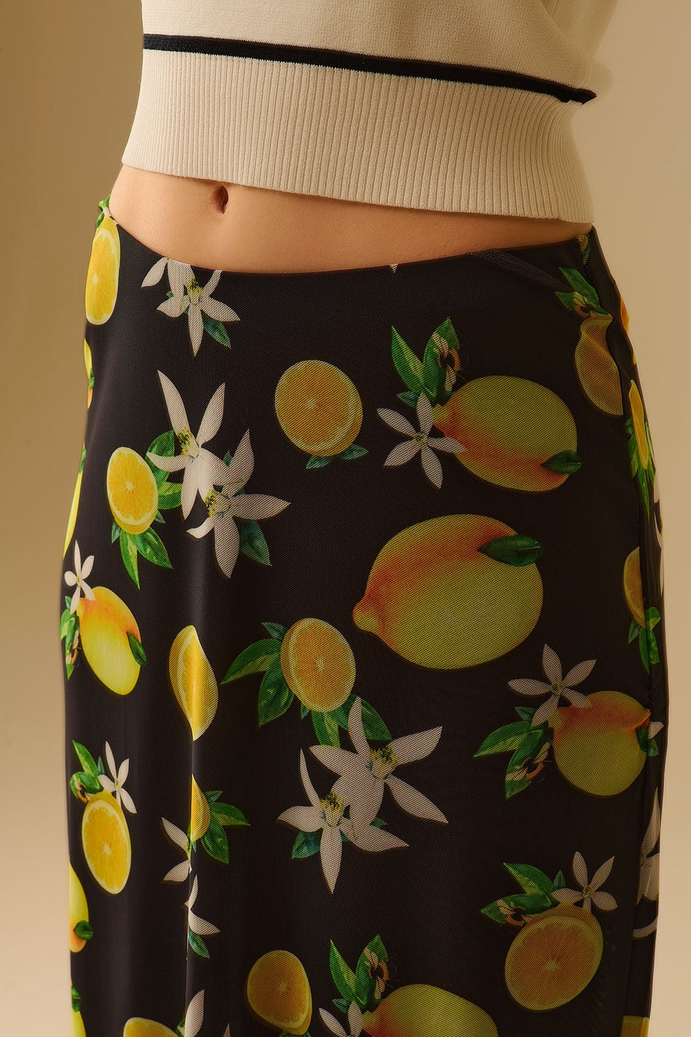 Gonna midi aderente nera con stampa di limoni in tessuto a rete