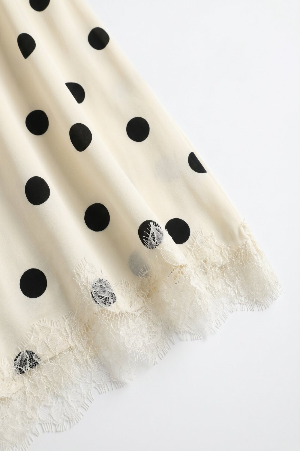 Gonna midi asimmetrica in raso con stampa a pois color crema e rifiniture in pizzo