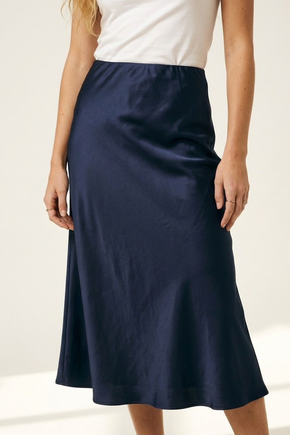 Q2 Gonna midi in raso navy con linea ad A