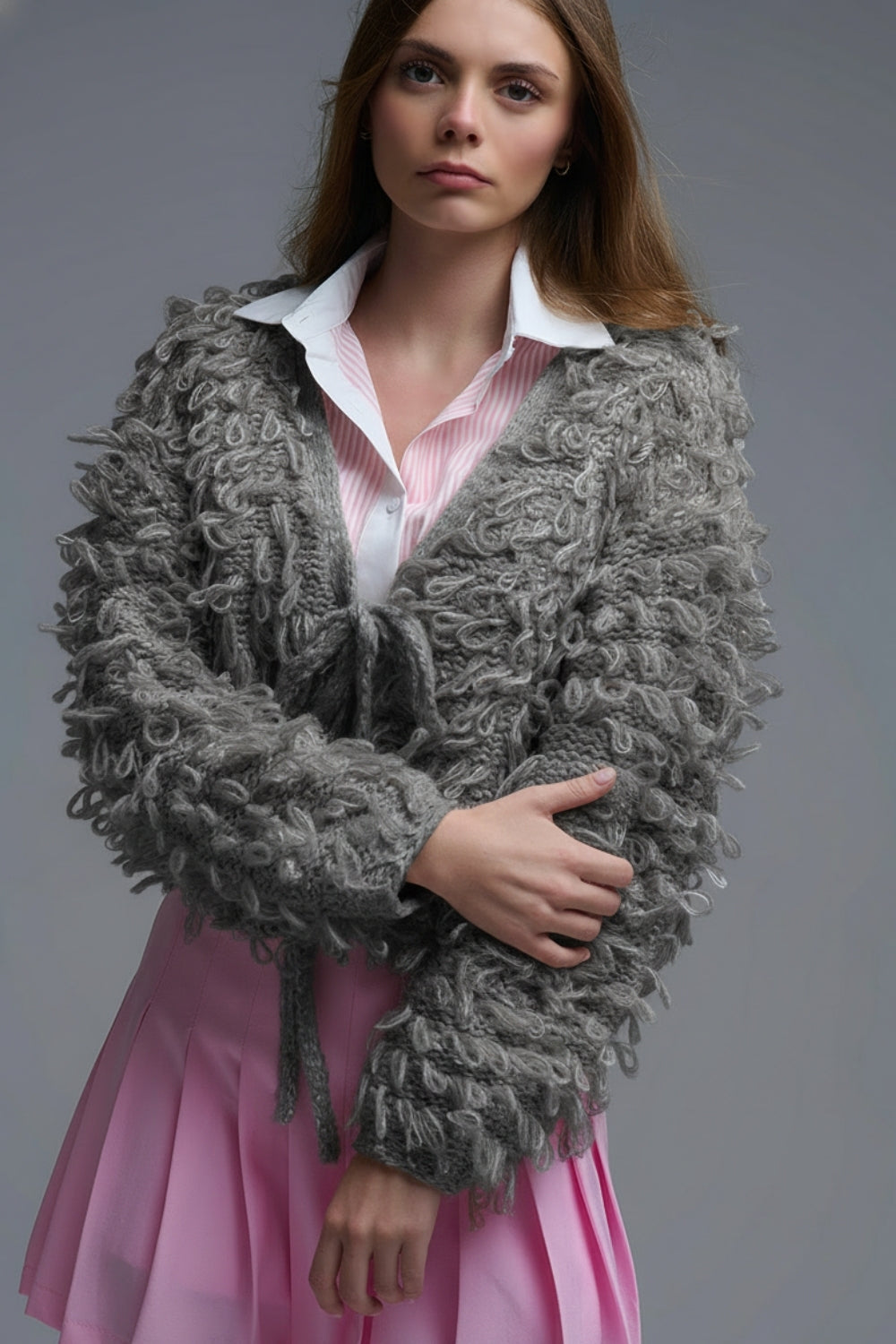 Q2 Grigio Cardigan cropped in maglia grossa con scollo a V e chiusura anteriore a cravatta