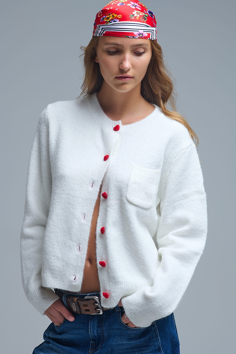 Incantevole cardigan bianco con bottoni a cuore