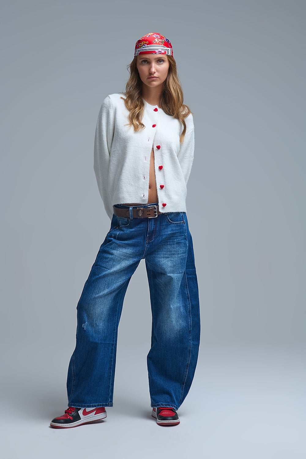 Incantevole cardigan bianco con bottoni a cuore