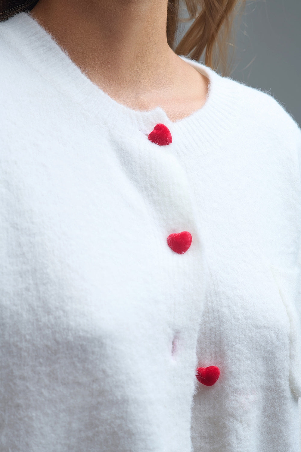 Incantevole cardigan bianco con bottoni a cuore
