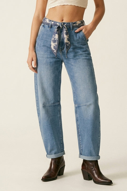 Q2 Jeans A Gamba Dritta Con Dettaglio Di Cucitura Al Ginocchio