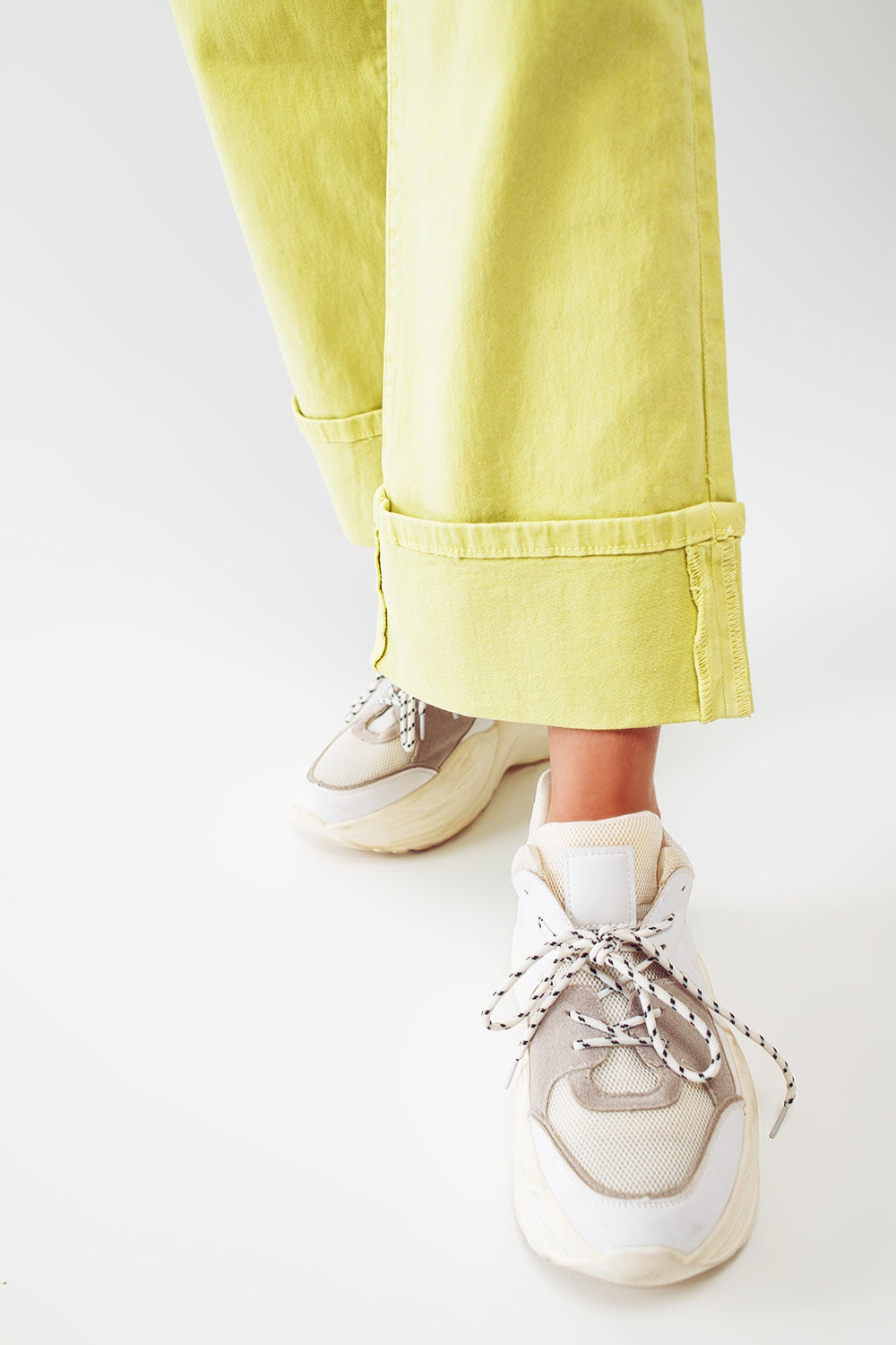 Jeans a gamba dritta con orlo tagliato in verde lime