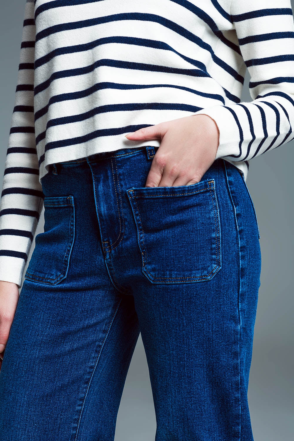 Jeans a gamba dritta con tasche anteriori alla marinara in lavaggio medio