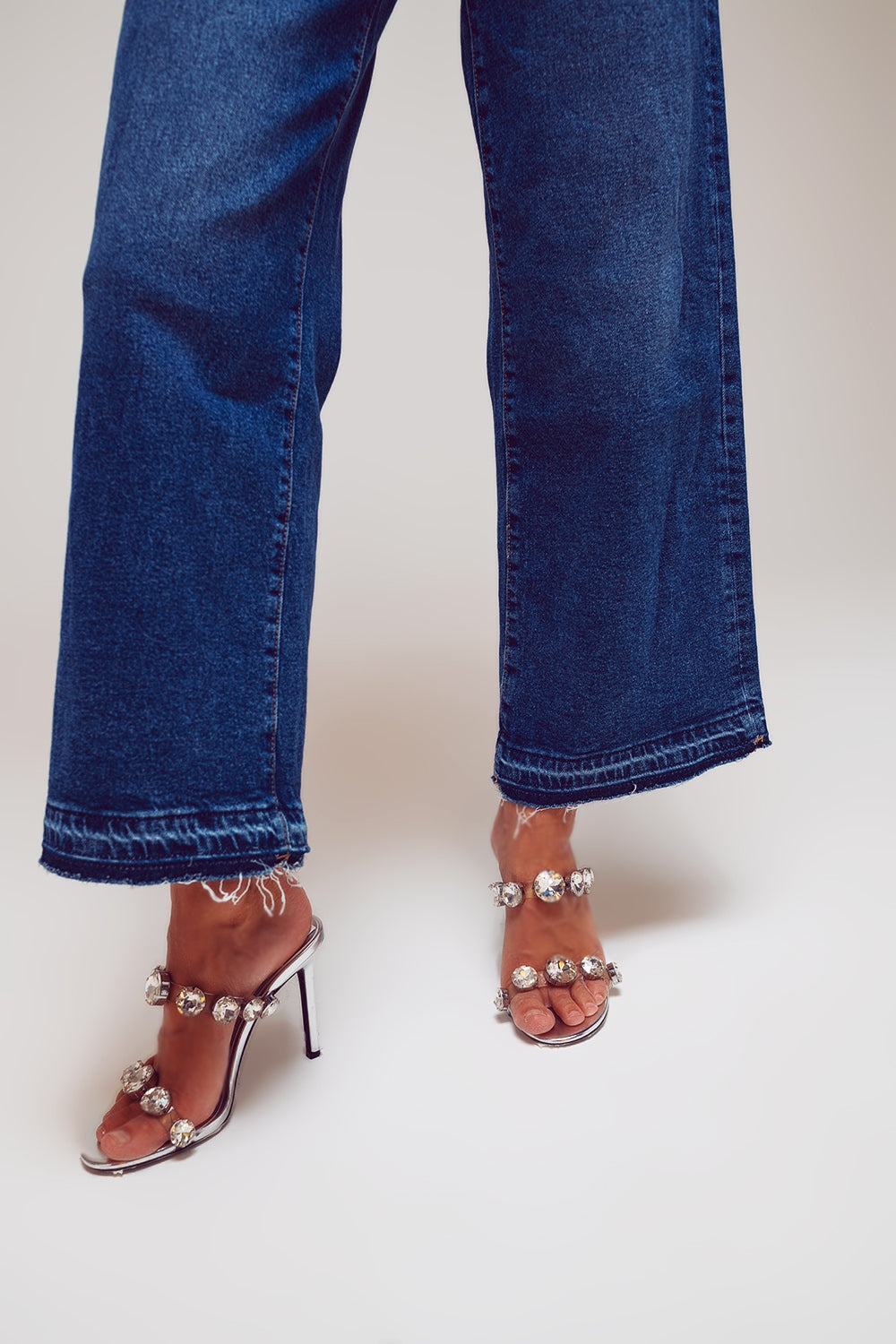 Jeans a gamba larga con dettaglio all'orlo in lavaggio medio