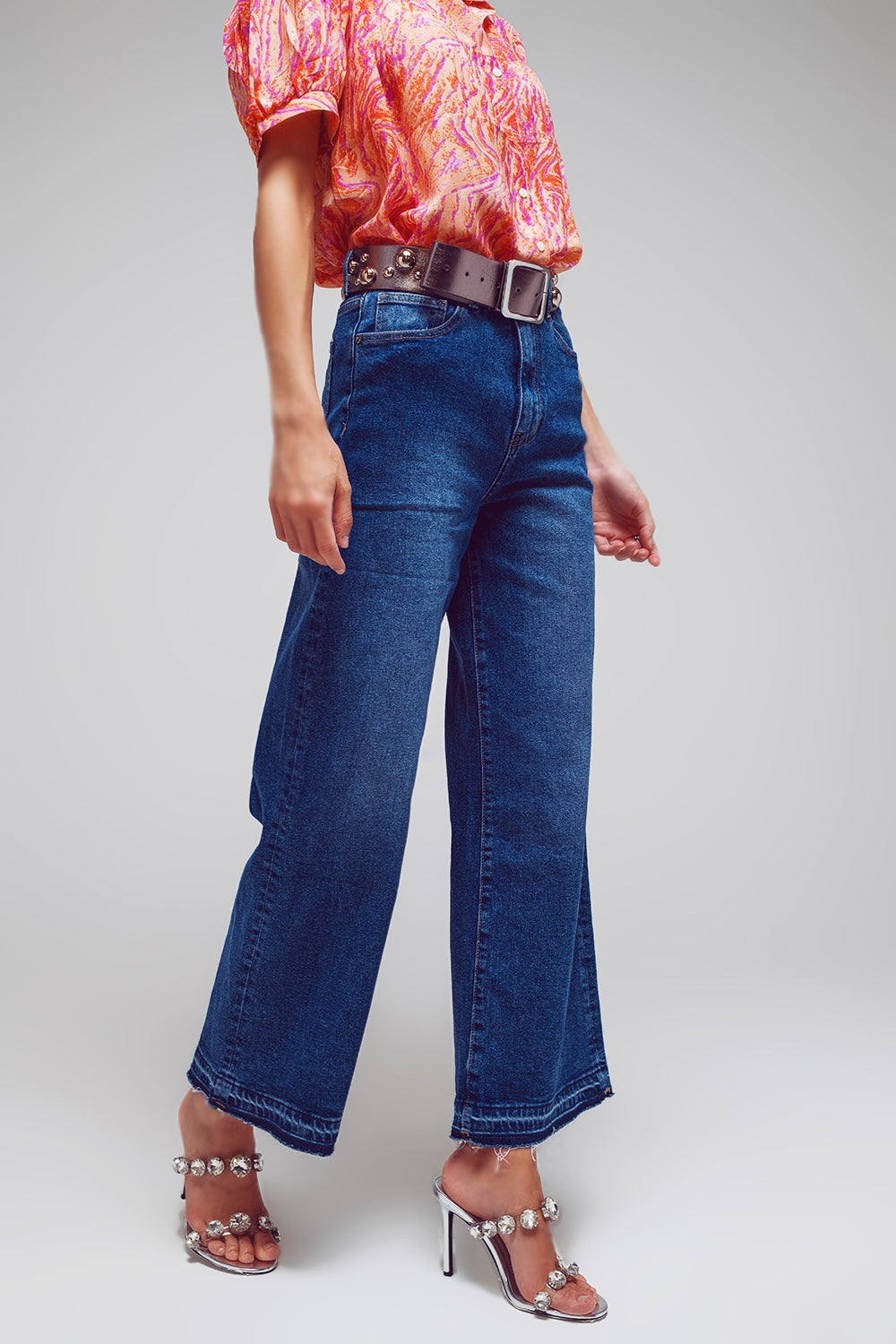 Jeans a gamba larga con dettaglio all'orlo in lavaggio medio