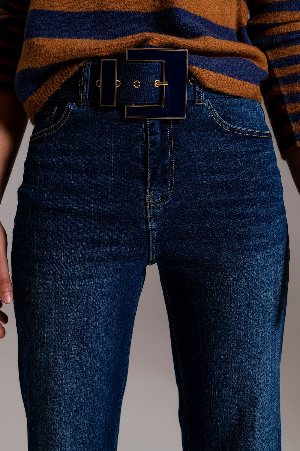 Jeans a gamba larga con dettaglio sul fondo in lavaggio scuro