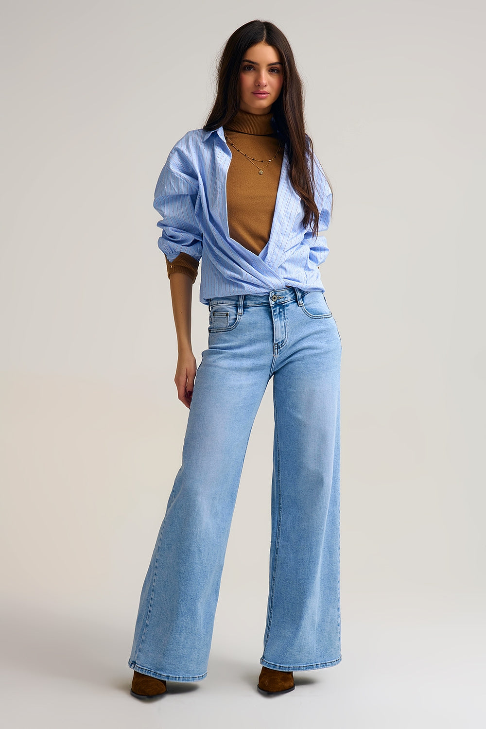 Jeans a gamba larga con lavaggio chiaro in denim stretch