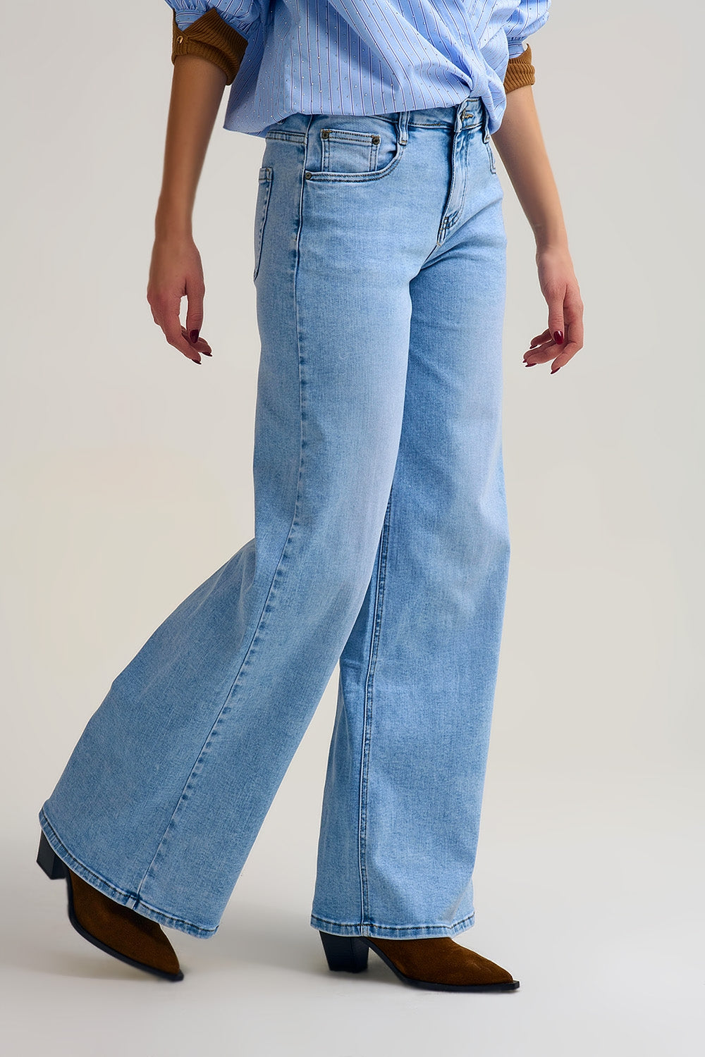 Jeans a gamba larga con lavaggio chiaro in denim stretch